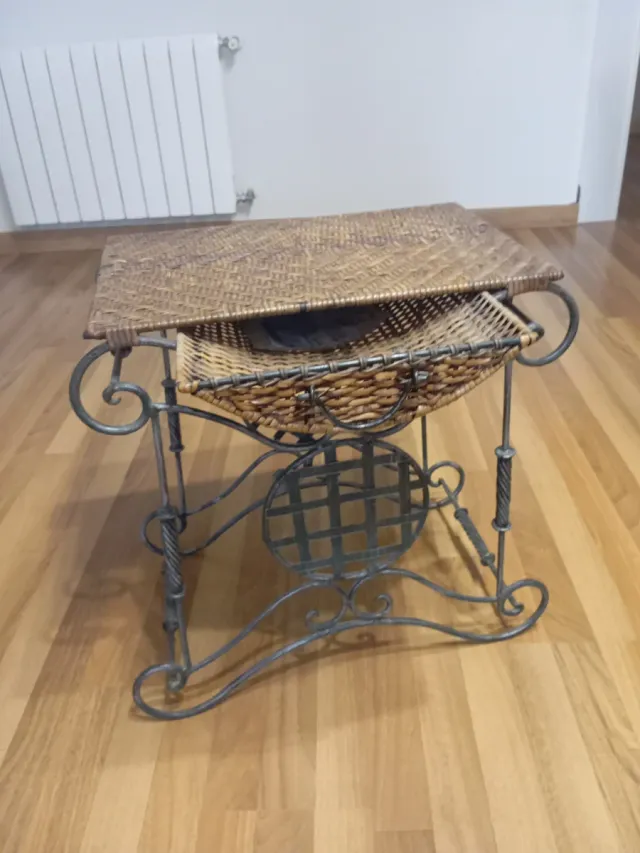 Mesa auxiliar forja y mimbre