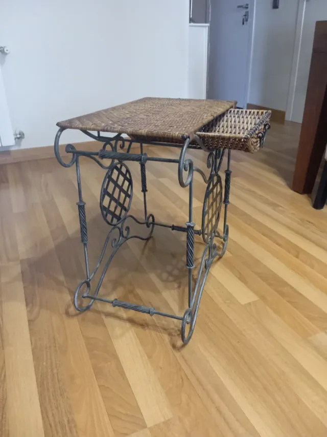 Mesa auxiliar forja y mimbre