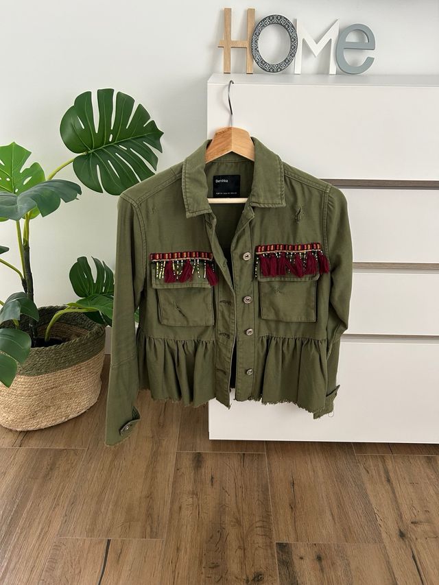 Chaqueta verde Bershka con flecos