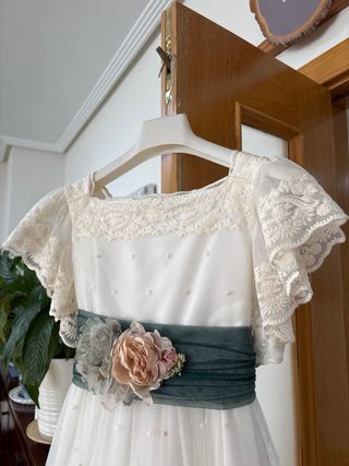 Vestido de comunión blanco con fajín verde