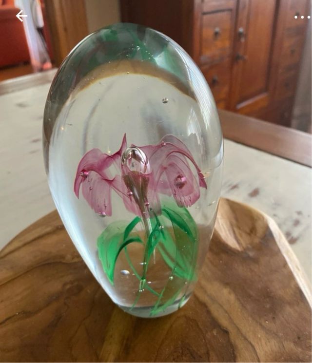 Adorno de cristal flor rosa y verde