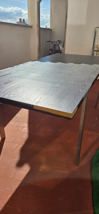 Mesa de comedor negra y plateada