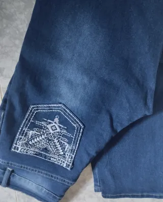 Pantalón tejano con bordado