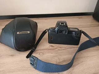 Cámara Canon EOS 1000F con funda