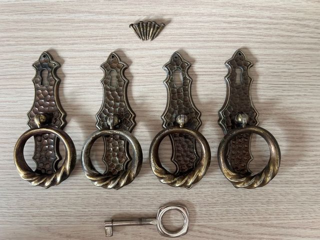 Tiradores antiguos de metal