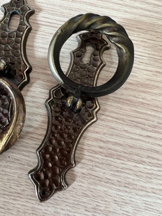 Tiradores antiguos de metal