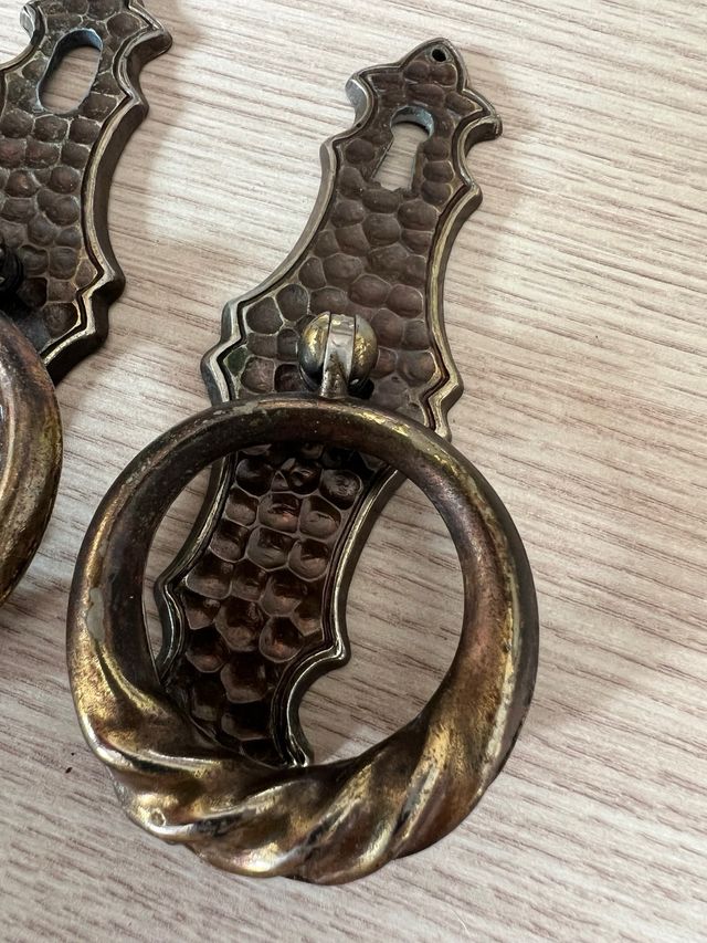 Tiradores antiguos de metal