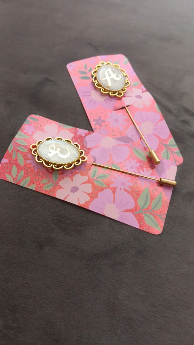 Agujas de banda con inicial