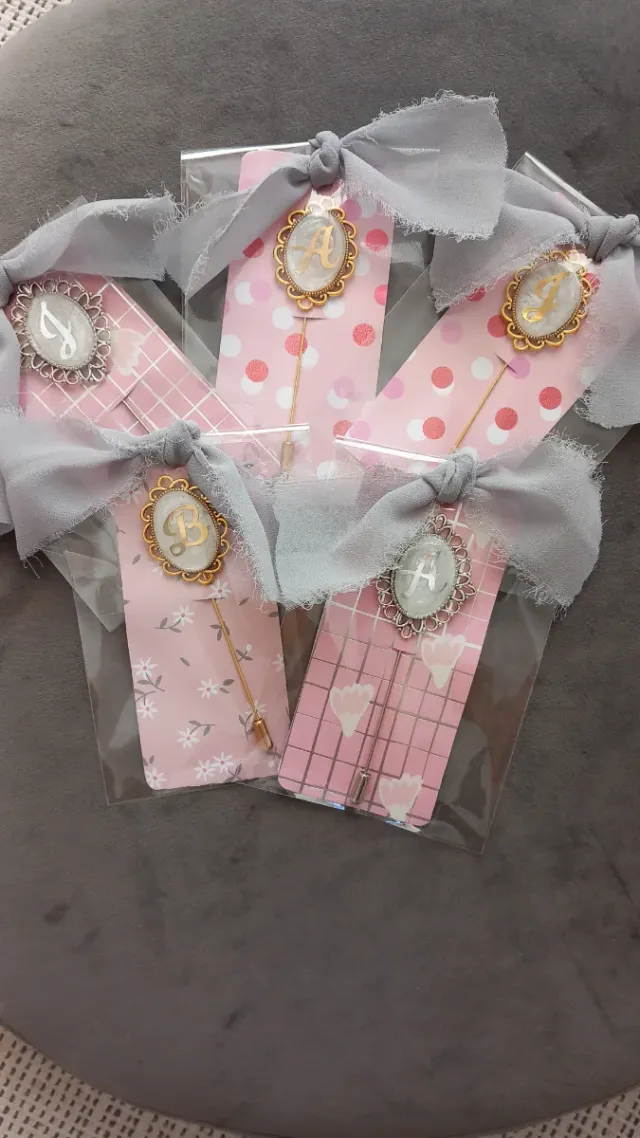 Agujas de banda con inicial