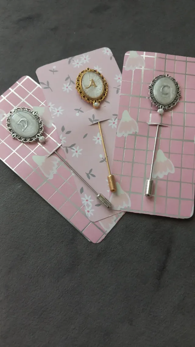 Agujas de banda con inicial