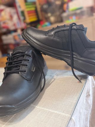 Zapatos de piel negros talla 40
Reforzados15