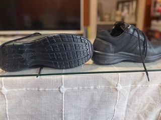Zapatos de piel negros talla 40
Reforzados15