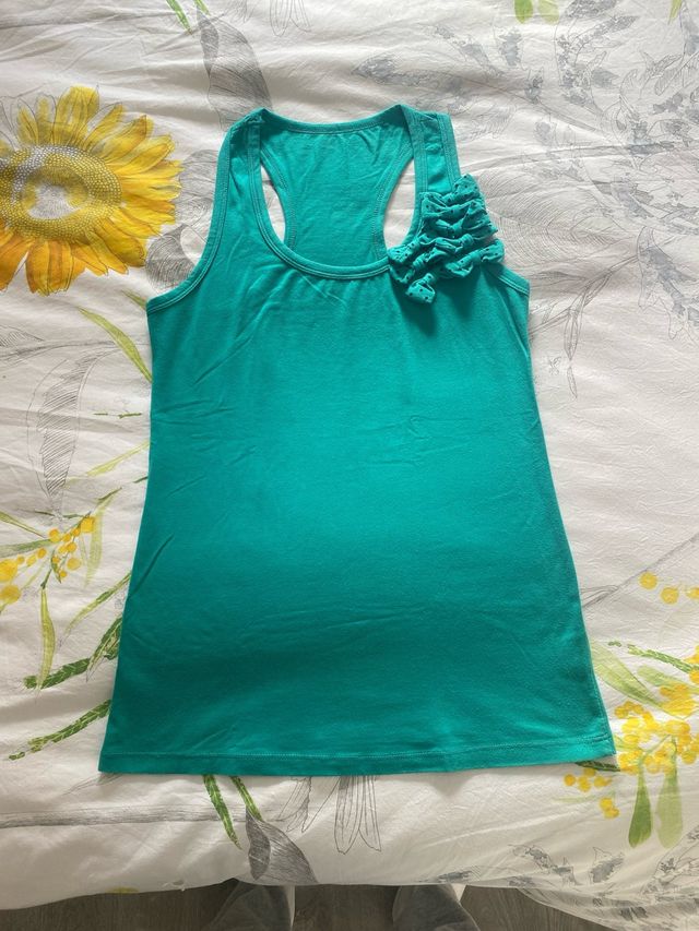 Camiseta sin mangas con detalle floral