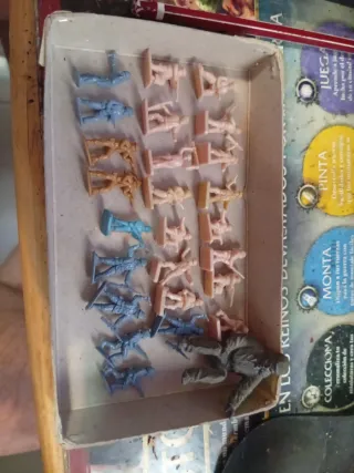 Conjunto di soldatini di plastica (vari colori)