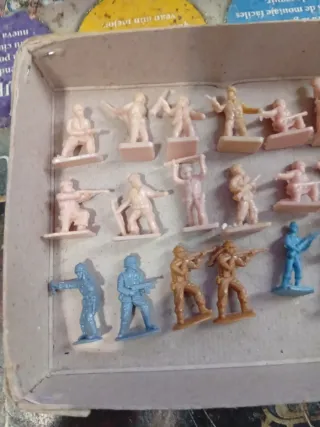 Conjunto di soldatini di plastica (vari colori)