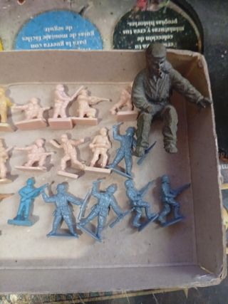 Conjunto di soldatini di plastica (vari colori)