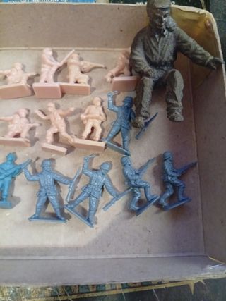 Conjunto di soldatini di plastica (vari colori)