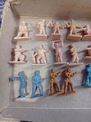 Conjunto di soldatini di plastica (vari colori)