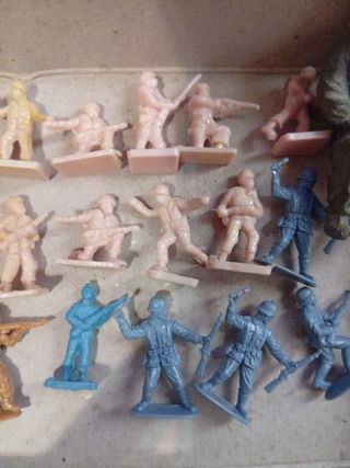 Conjunto di soldatini di plastica (vari colori)