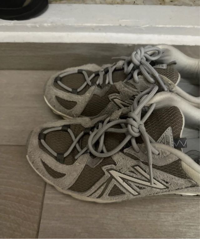 New Balance Zapatillas Beige y Gris