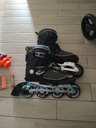 Patines en línea negros y azules