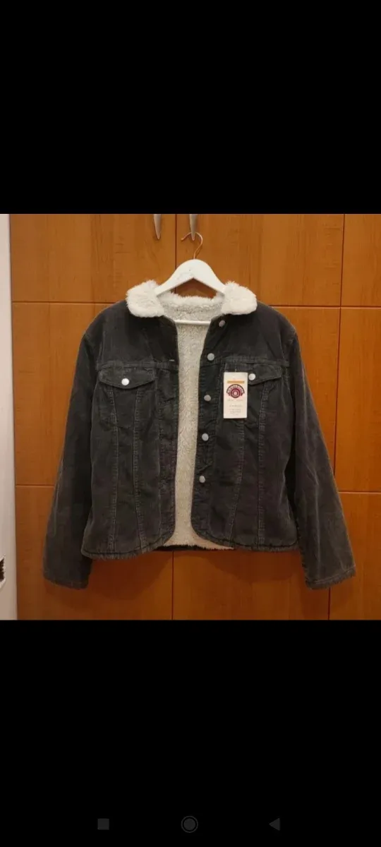 Cazadora gris con forro blanco