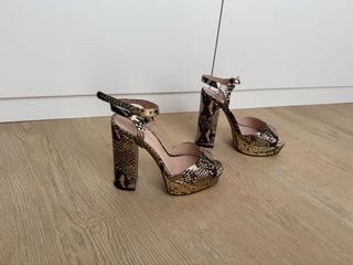 Zapatos de tacón con estampado de serpiente