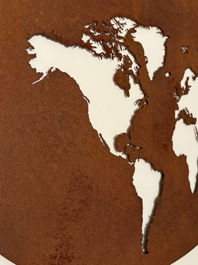 Mappa del mondo in corten