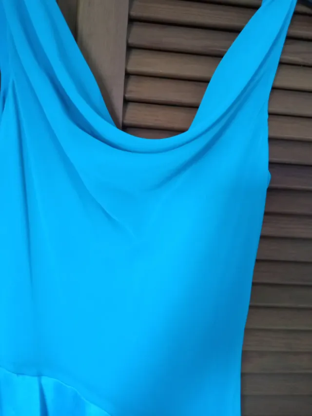 Vestido fiesta azul con detalles satinados