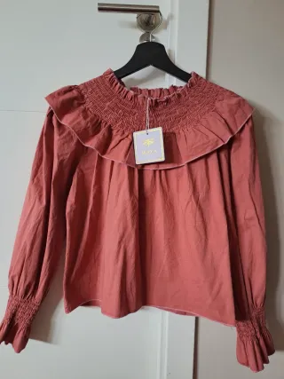 Blusa con cuello tipo popelin