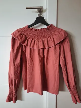 Blusa con cuello tipo popelin