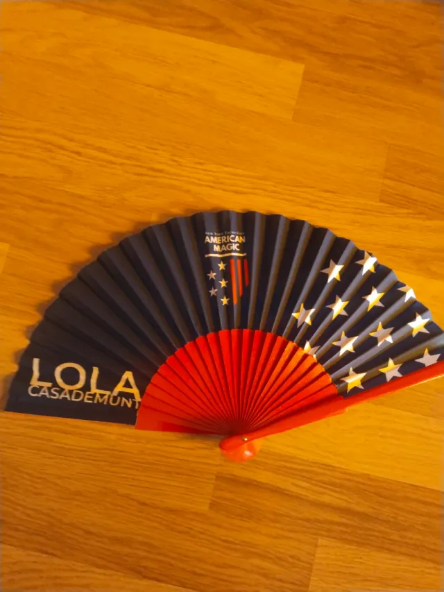 Abanico Lola Casademunt Negro y Rojo