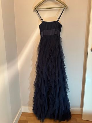 Vestido largo azul marino con volantes