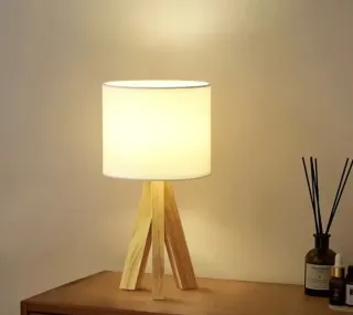 Lampada da tavolo in legno e tessuto