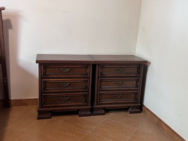 Coppia comodini in legno scuro