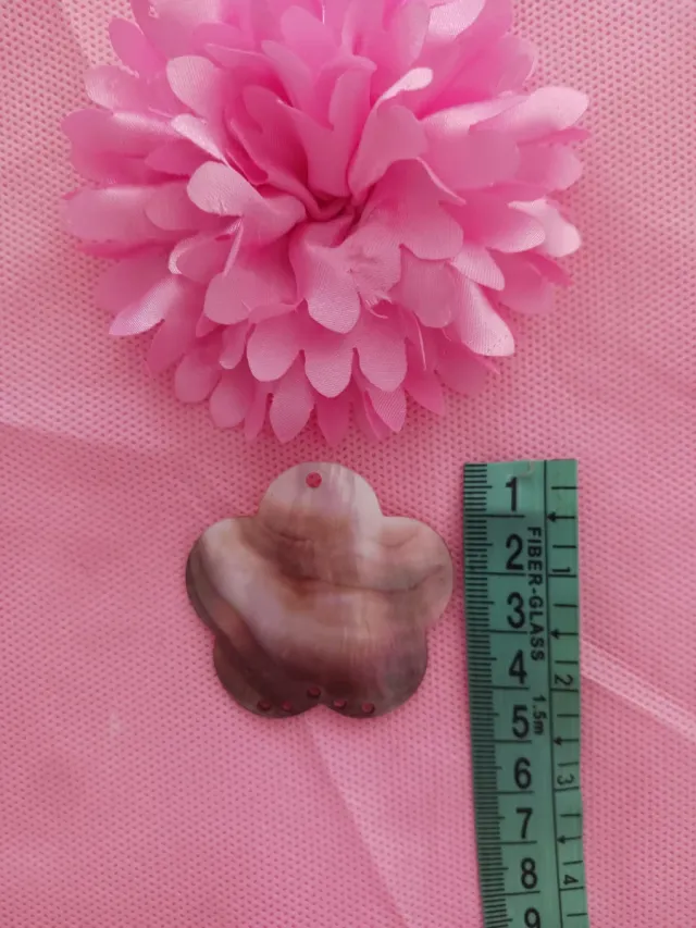 Colgantes de Concha Redondo y Flor,cada uno 8€