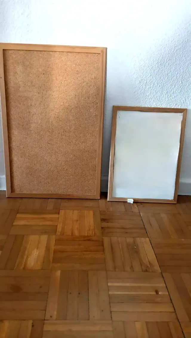 Tablero de corcho y pizarra con rotuladores