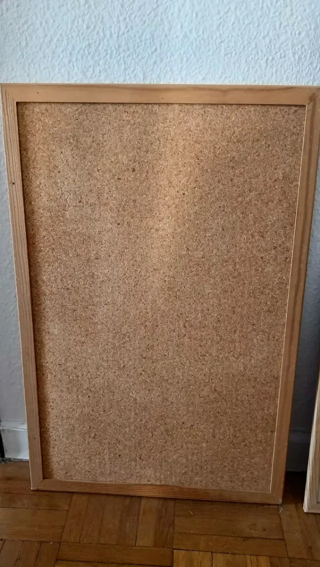 Tablero de corcho y pizarra con rotuladores