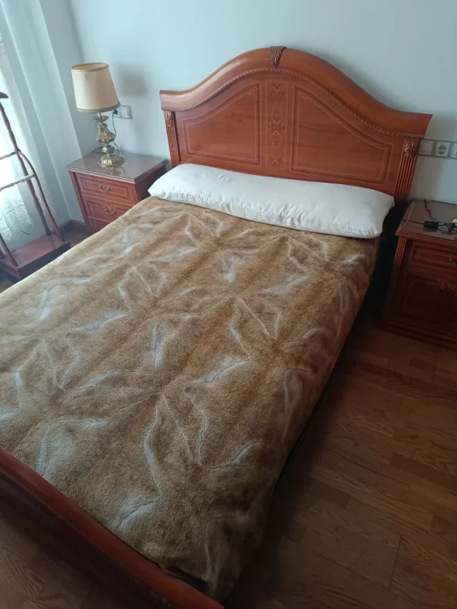 Estructura de cama de madera y tela