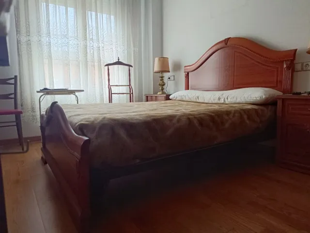 Estructura de cama de madera y tela