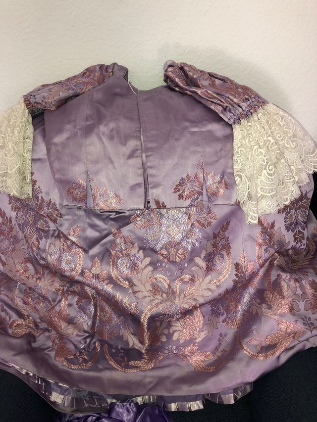 Traje de Fallera Morado y Dorado