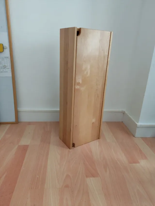 Armario de madera, incluye 3 estantes de cristal