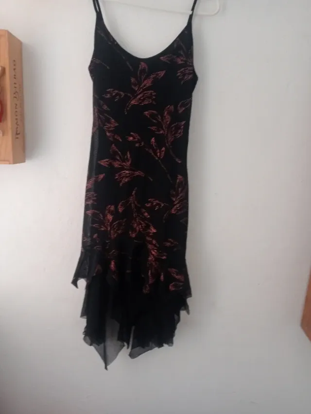 Vestido negro con estampado floral rosa