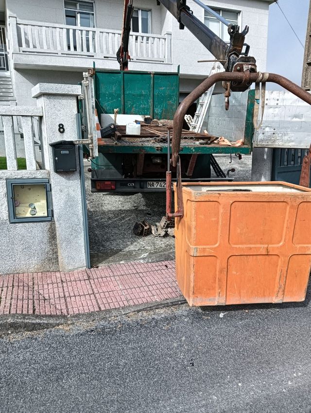 Servicios de camión grúa y colocación de piedra,