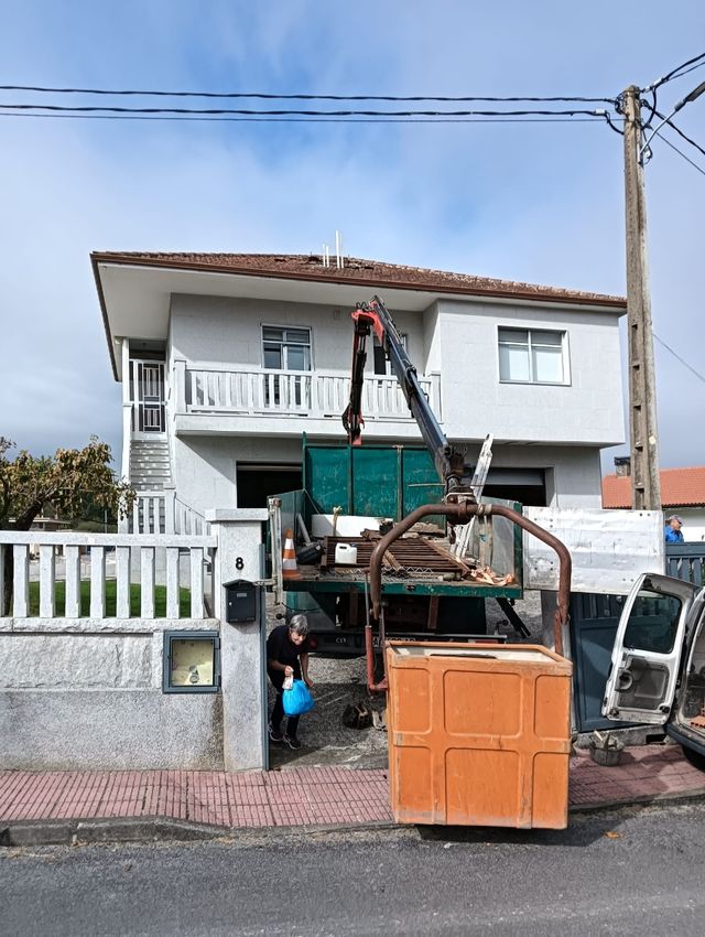 Servicios de camión grúa y colocación de piedra,