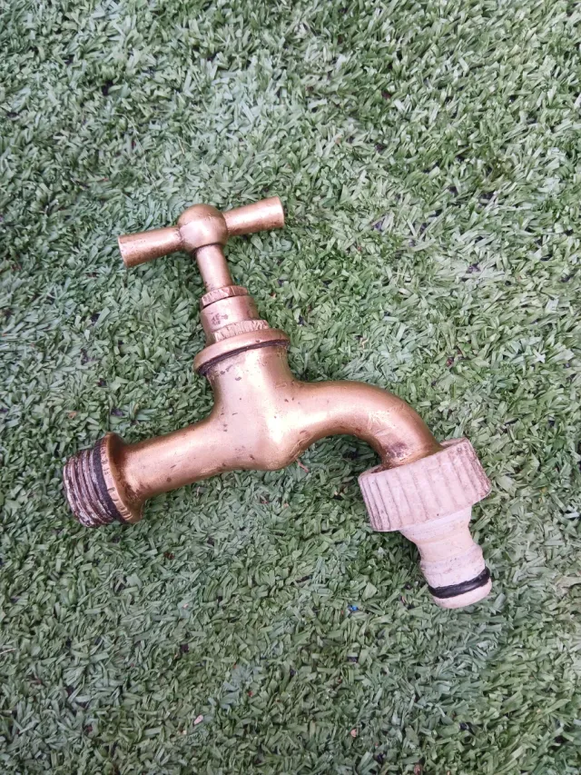 Grifo de jardín latón y plástico