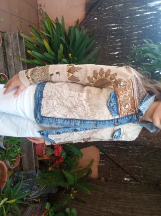 Cazadora tejana Desigual beige y azul