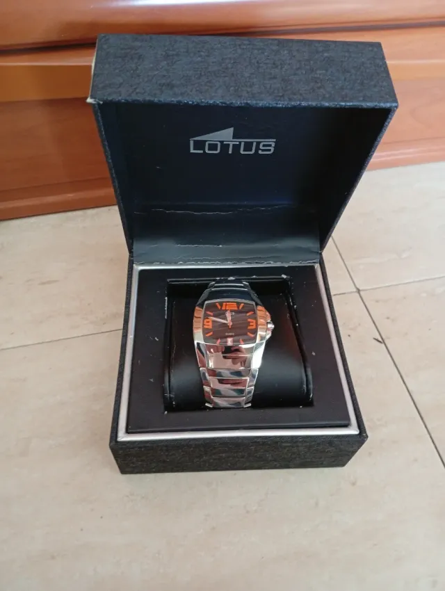 Reloj Lotus Plata y Naranja