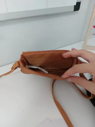 Bolso pequeño marrón con detalles florales morados