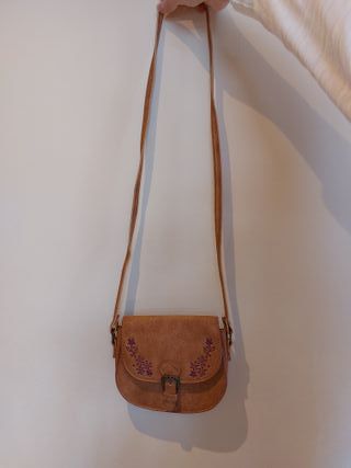 Bolso pequeño marrón con detalles florales morados